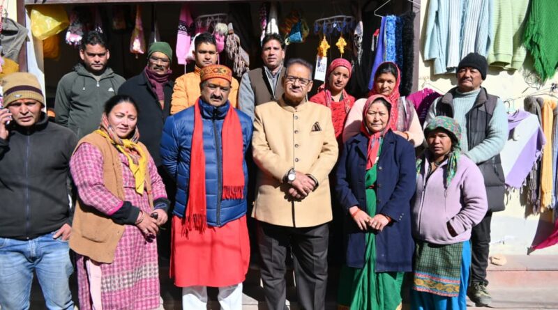 देश के प्रथम गांव माणा पहुंचे ग्राम्य विकास मंत्री गणेश जोशी सेना के जवानों और ग्रामीणों से की मुलाकात