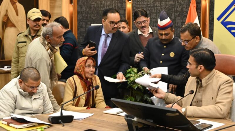 जनता दर्शन में डीएम ने 102 लोगों की सुनी समस्या, कई मामले मौके पर निपटाए।