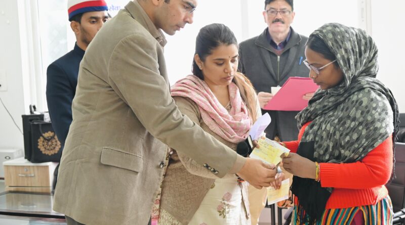 रायफल क्लब फंड से आज फिर 07 असहाय, निर्बल लोगों को डीएम ने प्रदान की 1.75 लाख की आर्थिक सहायता,