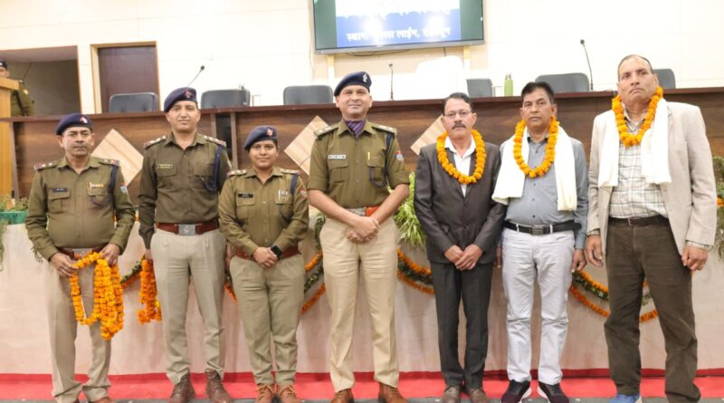 सेवानिवृत्त होने वाले पुलिस कर्मियों के लिये किया गया विदाई समारोह का आयोजन