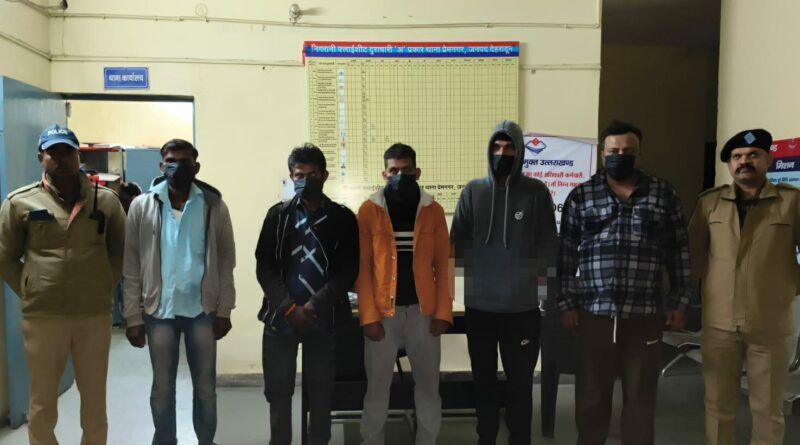 सड़क पर मारपीट व हुड़दंग कर रहे 05 व्यक्तियों को दून पुलिस ने पढ़ाया कानून का पाठ