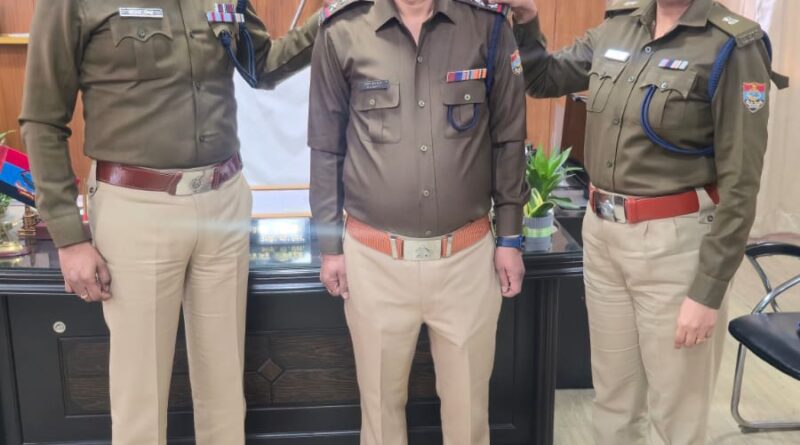 एसएसपी देहरादून ने उप निरीक्षक (एम) को निरीक्षक (एम) पदोन्नति पद के अलंकरण से किया सम्मानित