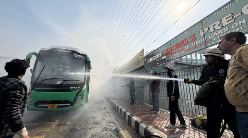 देहरादून में चलती निजी बस में लगी आग, 40 छात्र सुरक्षित