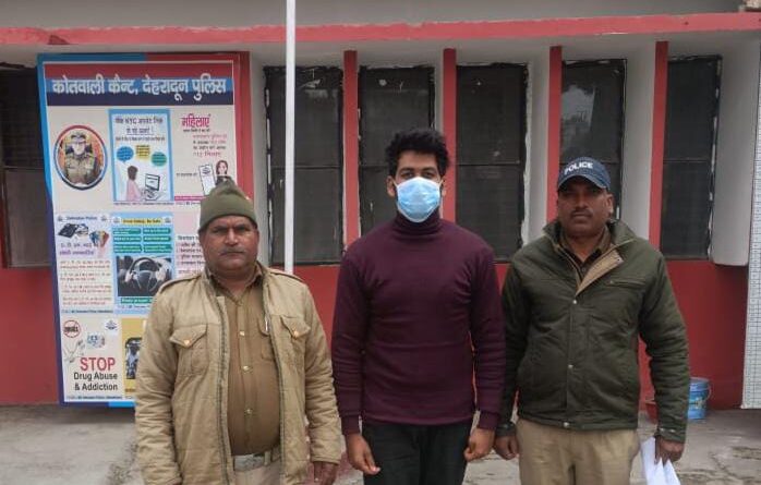 यातायात नियमों के उल्लंघन व अभद्रता करने वाला युवक दून पुलिस द्वारा गिरफ्तार, स्कूटी सीज