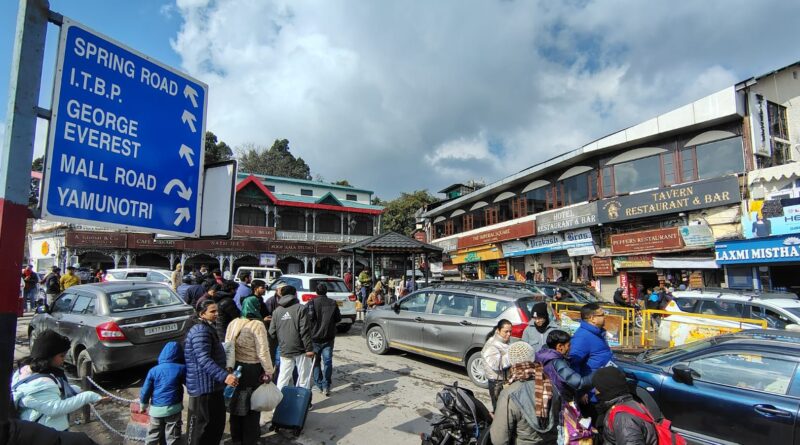 बर्फबारी से मुस्कुराई मसूरी, लेकिन ट्रैफिक जाम ने छीना सैलानियों का सुकून