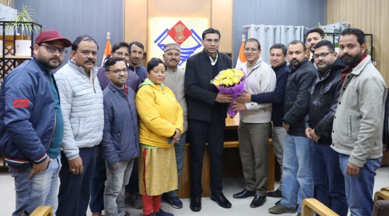 उत्तरांचल प्रेस क्लब की नवनियुक्त कार्यकारिणी ने जिलाधिकारी देहरादून से की शिष्टाचार भेंट