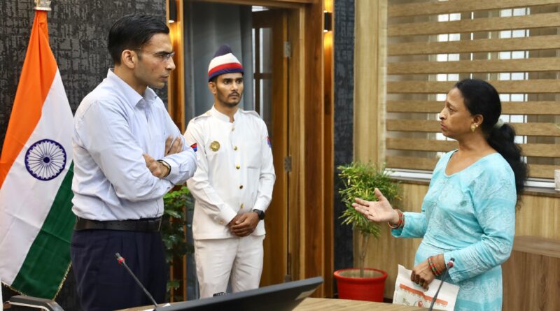 मां के पांव गिरकर माफी मांगने को मजबूर हुए बेटे, डीएम की सख्ती से विधवा मां को मिला न्याय