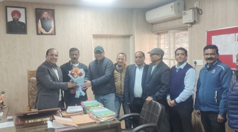 चतुर्थ श्रेणी राज्य कर्मचारी संघ ने सीएमओ देहरादून से की शिष्टाचार भेंट, मांगों के समाधान का मिला आश्वासन