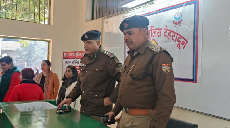 सड़क सुरक्षा माह के तहत दून पुलिस ने चलाई जागरूकता की पाठशाला
