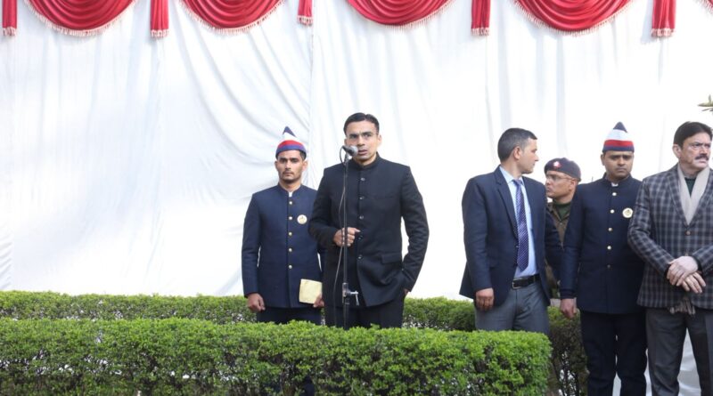 गणतंत्र दिवस पर डीएम सविन बंसल ने कलेक्ट्रेट में किया ध्वजारोहण, कर्मचारियों को किया सम्मानित