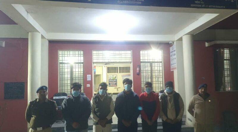 सार्वजनिक स्थान पर मारपीट व हुड़दंग करने वालों को दून पुलिस ने सिखाया कानून का सबक