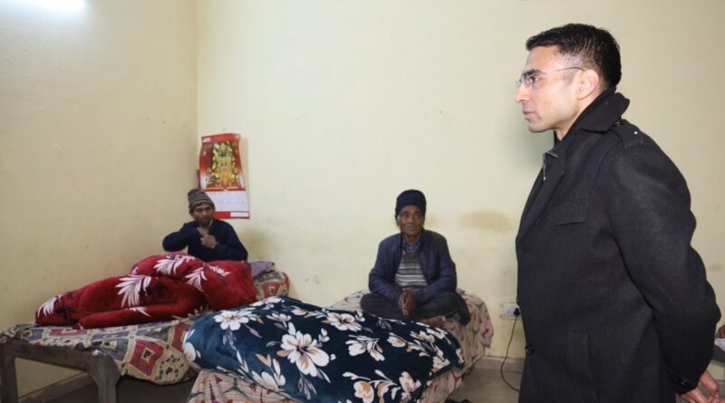 शीतलहरी में डीएम का चौक-चौराहों पर औचक निरीक्षण, रेनबसेरों में रहने वालों का हाल जाना