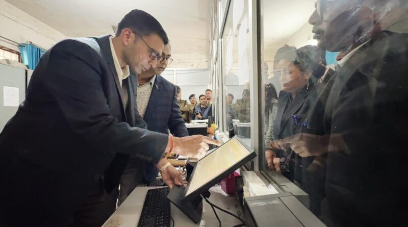 डीएम का औचक निरीक्षण: सब रजिस्ट्रार कार्यालय ऋषिकेश में गंभीर अनियमितताएं उजागर, कड़ा एक्शन तय