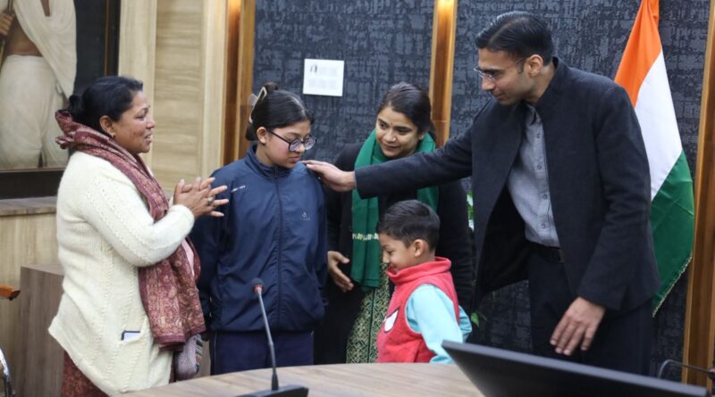 मुख्यमंत्री के निर्देश पर जिला प्रशासन का मानवीय कदम विधवा शांति राणा को सीएसआर फंड से 4 लाख की सहायता, बेटी की कक्षा 12 तक की फीस एकमुश्त जमा