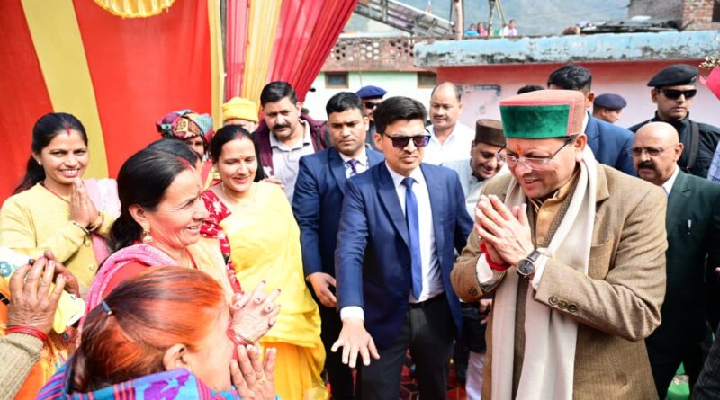 मुख्यमंत्री पुष्कर सिंह धामी ने बड़ेथी में विवाह समारोह में पहुंचकर दिया आशीर्वाद