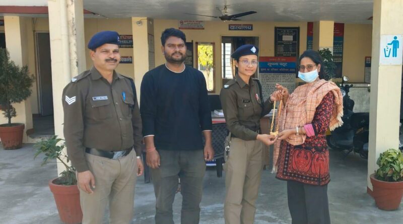 दून पुलिस की ईमानदारी: 7 लाख रुपये का खोया रानीहार असली मालिक को लौटाया