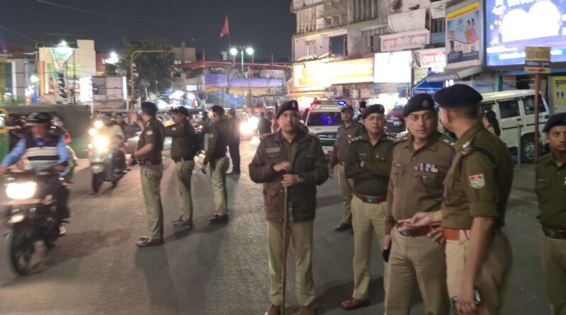 एसएसपी ने पलटन बाजार में किया पैदल निरीक्षण, पुलिस विजिबिलिटी बढ़ाने और अतिक्रमण हटाने के दिए निर्देश