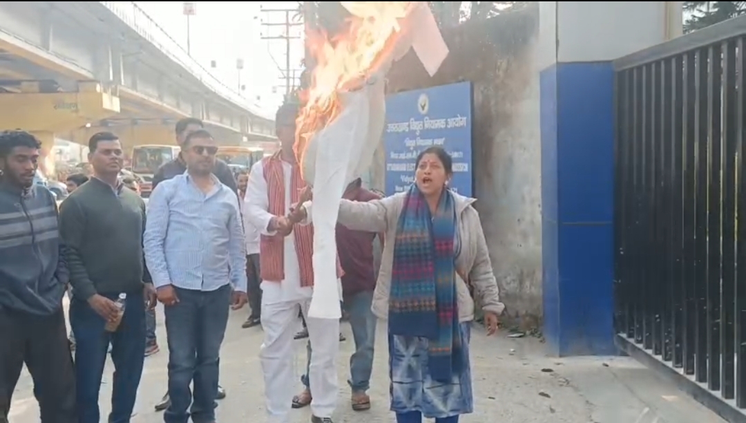 पिटकुल अवमानना प्रकरण पर बवाल: ‘जन प्रहार’ का उग्र प्रदर्शन, ऊर्जा मंत्री का पुतला दहन