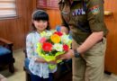 नन्ही मुस्कान और खाकी का सम्मान: एसएसपी देहरादून से मिलने पहुँची नन्ही प्रशंसक