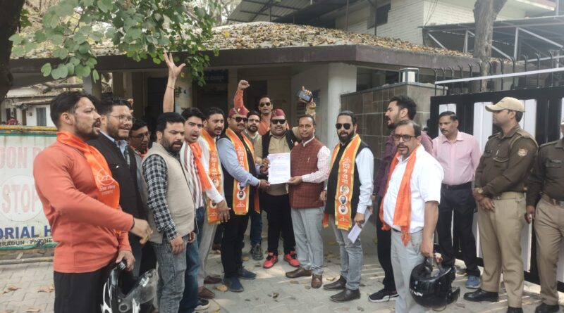 अश्ले हॉल चौक का नाम बदलकर “स्वर्गीय दिवाकर भट्ट चौक” करने की मांग, शिवसैनिकों ने किया प्रदर्शन