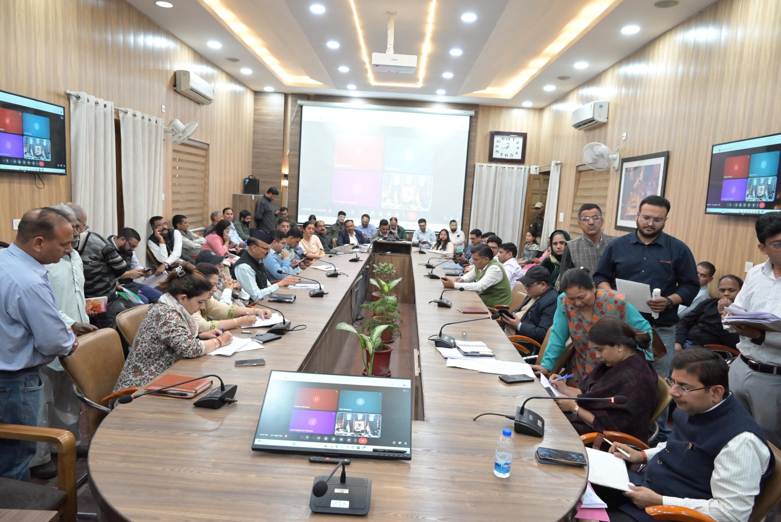 जनता दर्शन में 162 शिकायतें, फर्जी जन्म प्रमाण पत्र और जमीन विवाद सहित कई मामलों में जांच के निर्देश