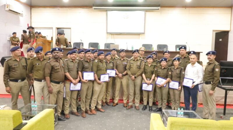 उत्कृष्ट कार्य करने वाले 26 पुलिसकर्मियों को एसएसपी देहरादून ने किया सम्मानित, पुलिस लाइन में हुआ सैनिक सम्मेलन