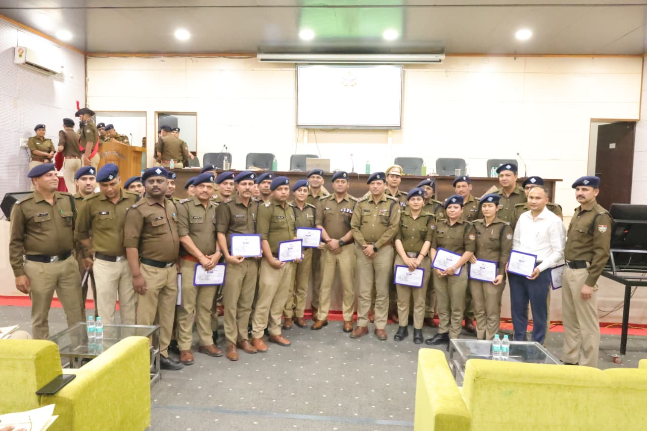 उत्कृष्ट कार्य करने वाले 26 पुलिसकर्मियों को एसएसपी देहरादून ने किया सम्मानित, पुलिस लाइन में हुआ सैनिक सम्मेलन
