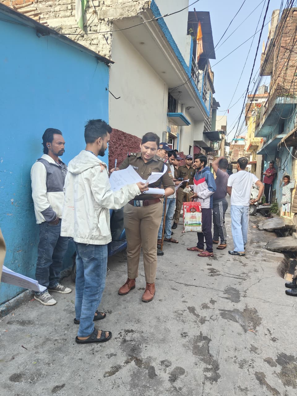 ऑपरेशन क्रैकडाउन: कैंट क्षेत्र में पुलिस का बड़ा सत्यापन अभियान, 90 संदिग्ध हिरासत में