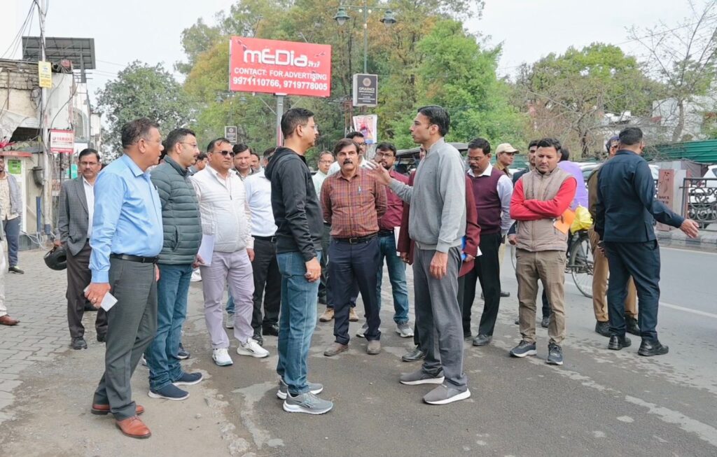 देहरादून में रोड कटिंग के बाद सड़कों के रेस्टोरेशन कार्यों का औचक निरीक्षण, लापरवाही पर सख्त कार्रवाई के निर्देश