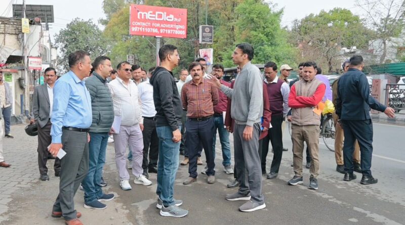 देहरादून में रोड कटिंग के बाद सड़कों के रेस्टोरेशन कार्यों का औचक निरीक्षण, लापरवाही पर सख्त कार्रवाई के निर्देश