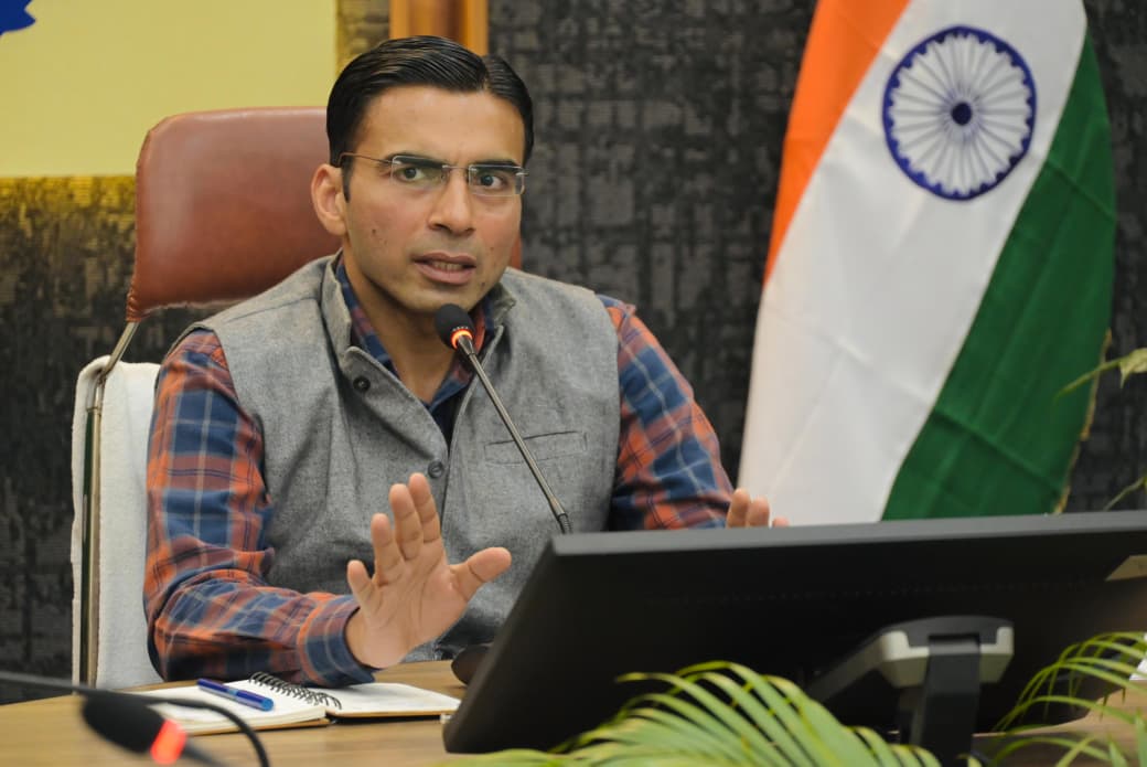 डीएम सविन बंसल के निर्देश—हर गैस एजेंसी पर प्रशासन की नजर, होम डिलीवरी अनिवार्य; 5 मुकदमे दर्ज, 3 गिरफ्तार