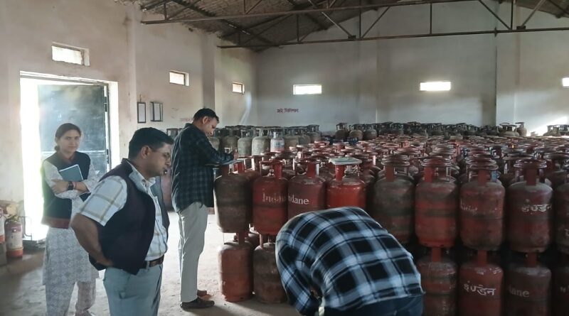 डीएम की क्यूआरटी एक्शन मोड में: 7 गैस एजेंसियों व 87 प्रतिष्ठानों पर छापेमारी, सिलेंडर जब्त