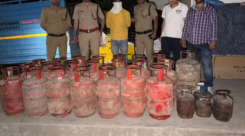 देहरादून में अवैध गैस कारोबार का भंडाफोड़, 327 सिलेंडरों से भरा वाहन कब्जे में