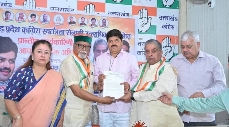 आजादी के नायकों के सम्मान पर सियासत तेज, देहरादून में कांग्रेस की बैठक में सरकार पर बड़ा हमला