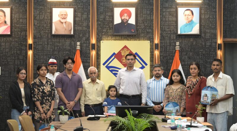 डीएम सविन बंसल की संवेदनशील पहल — दिवंगत कार्मिक की बेटी को ₹25 हजार सहायता