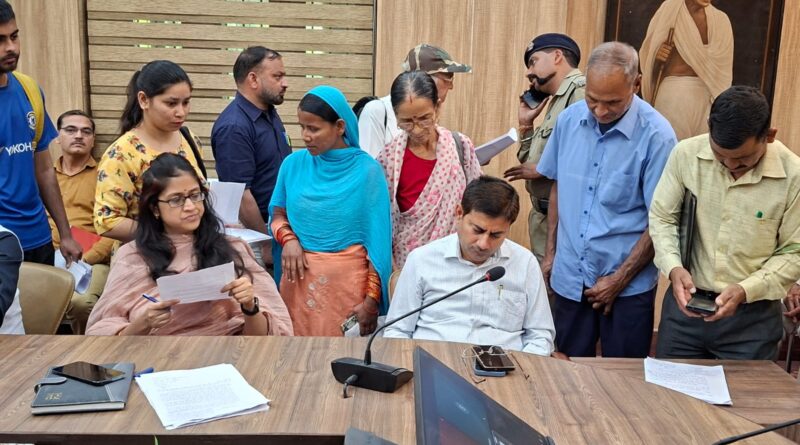 देहरादून में जनता दरबार: 163 शिकायतें दर्ज, अधिकांश का मौके पर निस्तारण