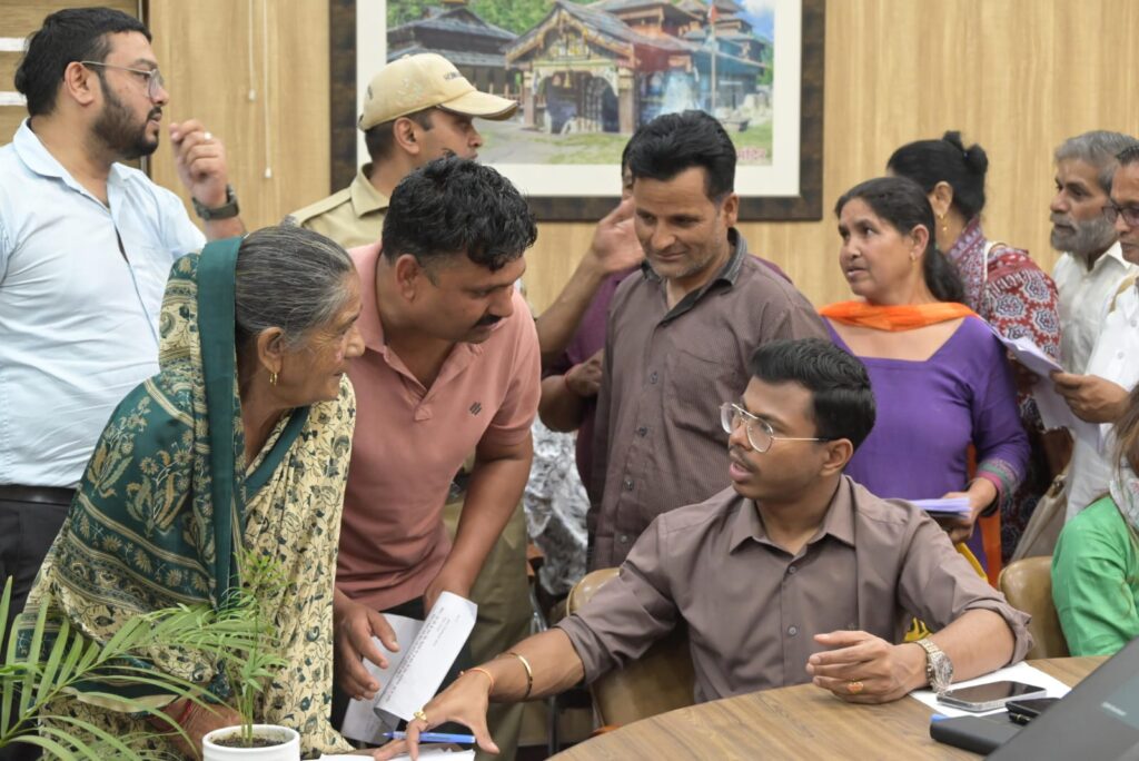 जनता दरबार में उमड़ी फरियादियों की भीड़, 201 शिकायतों पर प्रशासन का त्वरित एक्शन