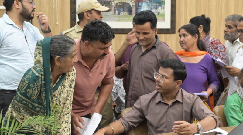 जनता दरबार में उमड़ी फरियादियों की भीड़, 201 शिकायतों पर प्रशासन का त्वरित एक्शन