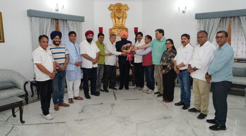 राज्यपाल से मिले कांग्रेस नेता, कानून व्यवस्था और नर्सिंग अभ्यर्थियों के मुद्दे पर सौंपा ज्ञापन