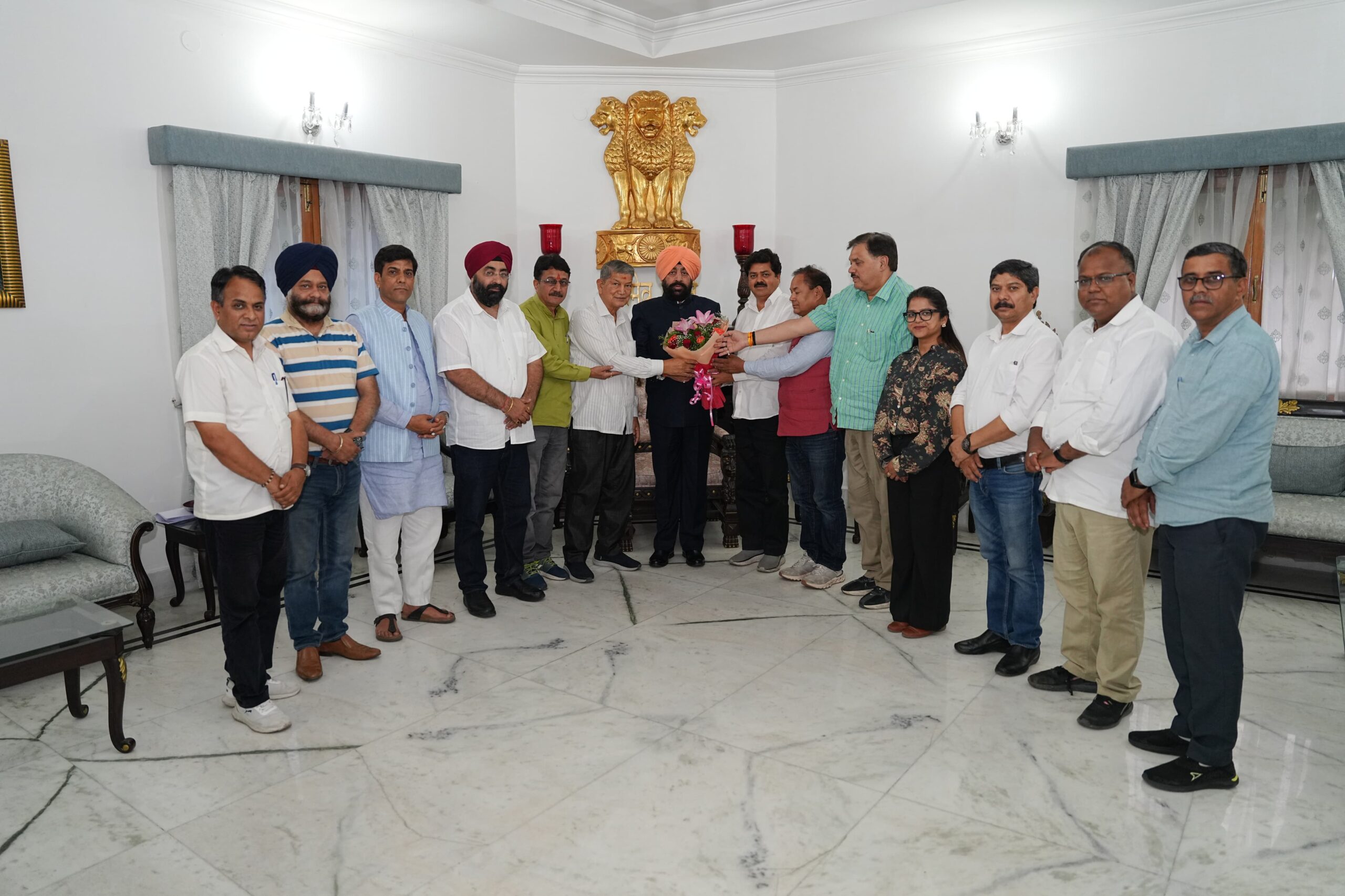 राज्यपाल से मिले कांग्रेस नेता, कानून व्यवस्था और नर्सिंग अभ्यर्थियों के मुद्दे पर सौंपा ज्ञापन