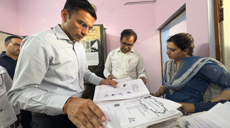 डीएम की छापेमारी में विकासनगर रजिस्ट्रार कार्यालय का बड़ा घोटाला उजागर
