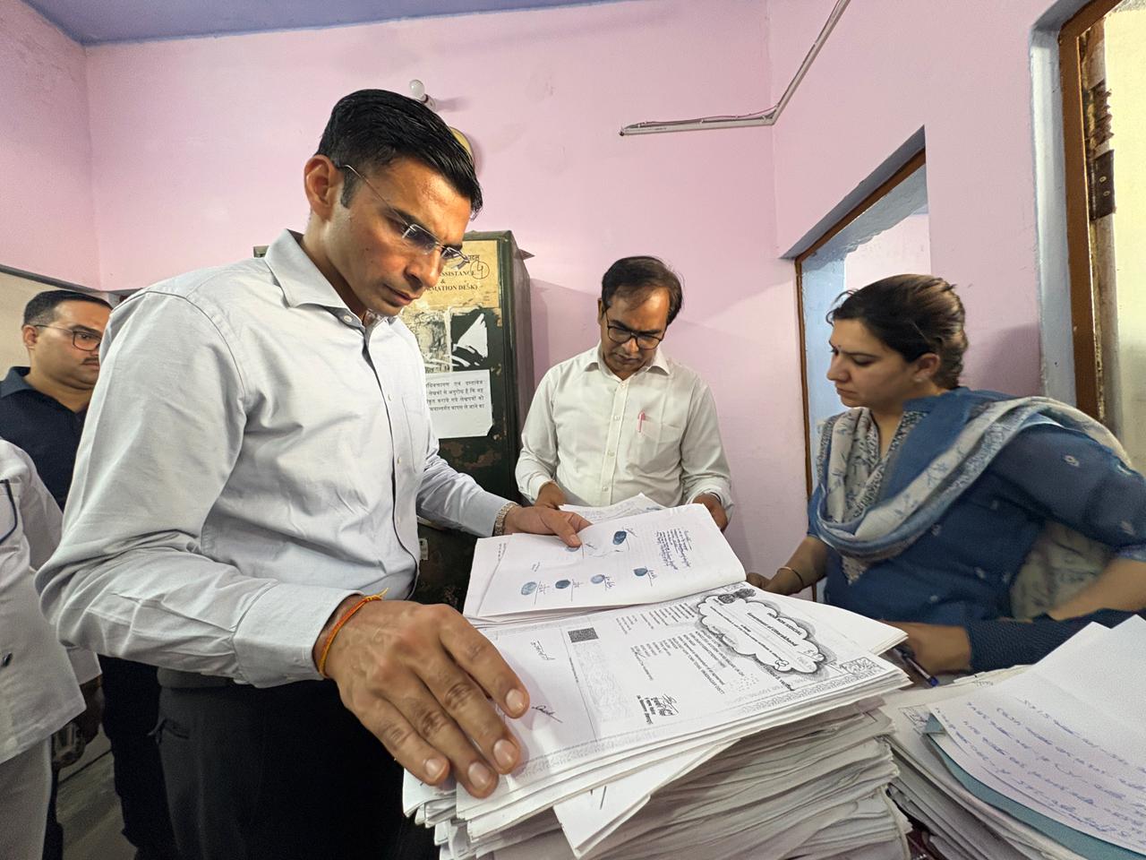 डीएम की छापेमारी में विकासनगर रजिस्ट्रार कार्यालय का बड़ा घोटाला उजागर