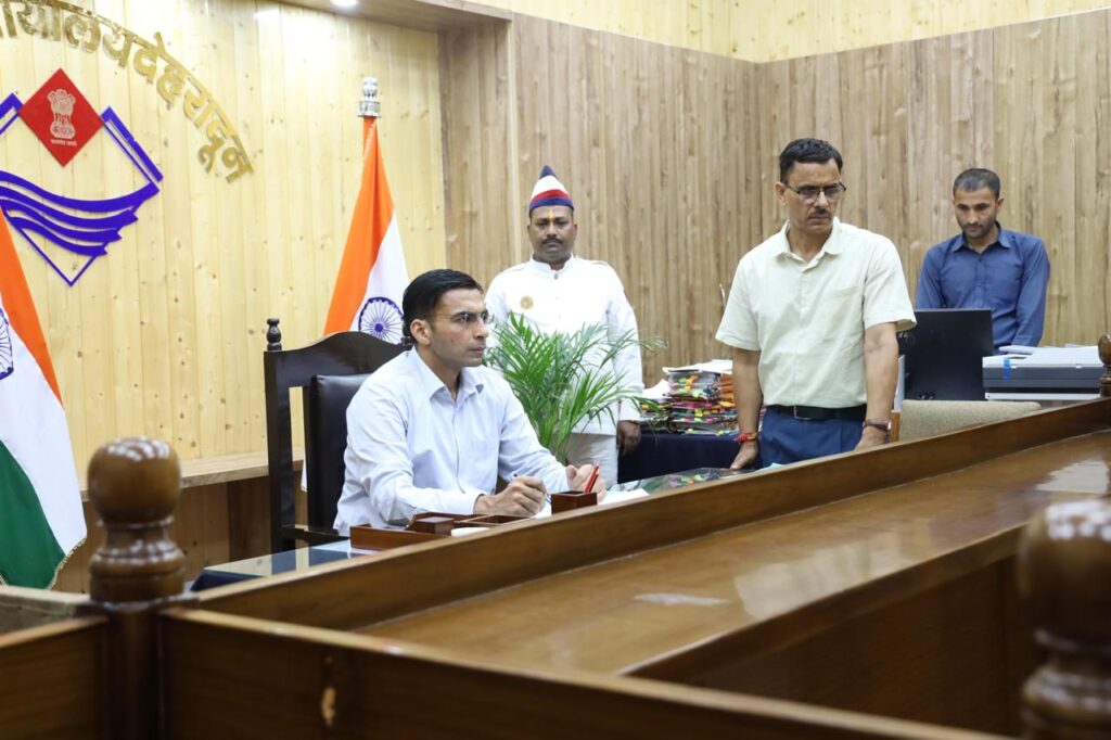 एटीएस कॉलोनी में दहशत फैलाने वाले बिल्डर पर डीएम का बड़ा प्रहार, गुंडा एक्ट में 6 माह के लिए जिला बदर