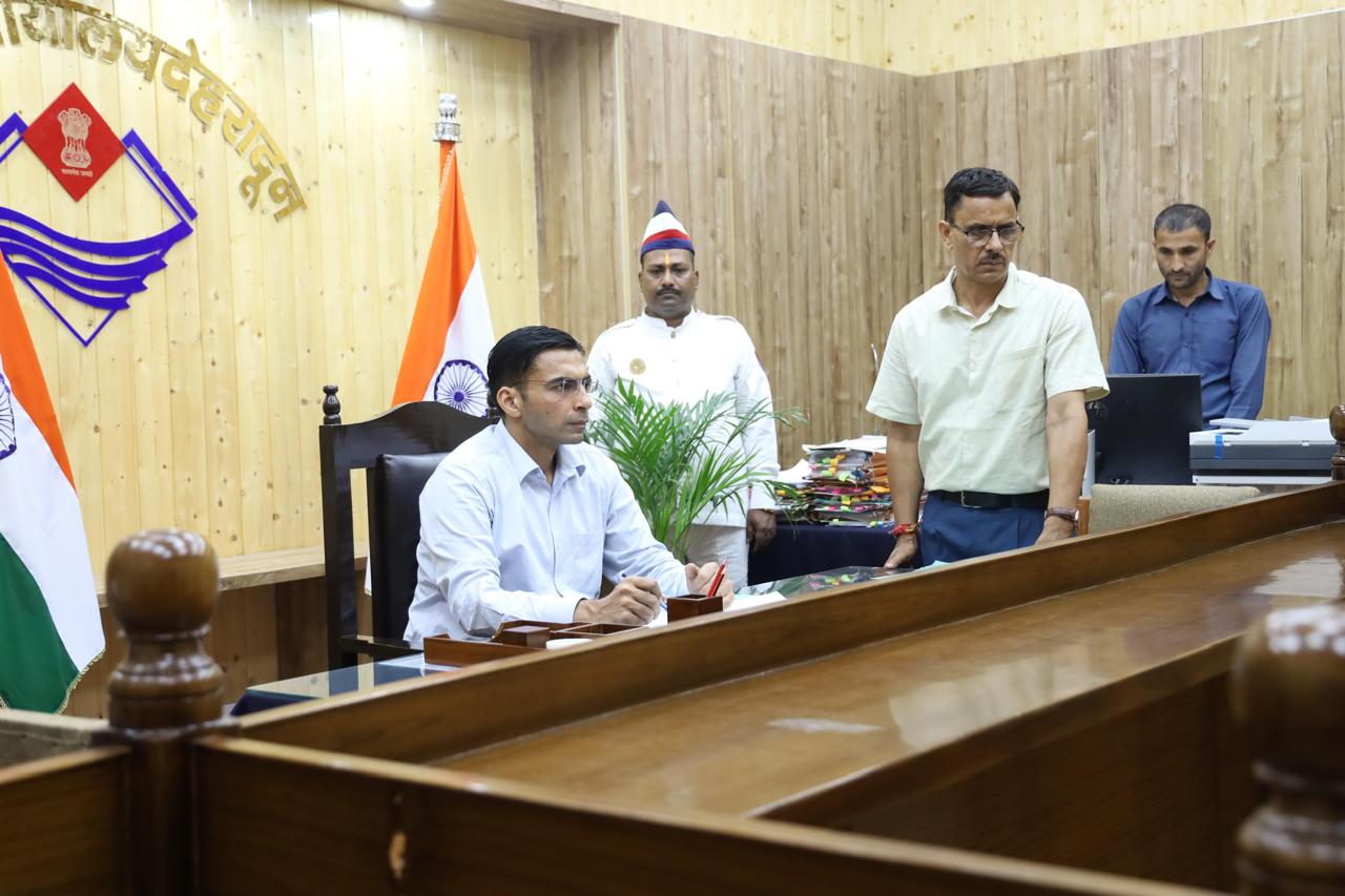 एटीएस कॉलोनी में दहशत फैलाने वाले बिल्डर पर डीएम का बड़ा प्रहार, गुंडा एक्ट में 6 माह के लिए जिला बदर
