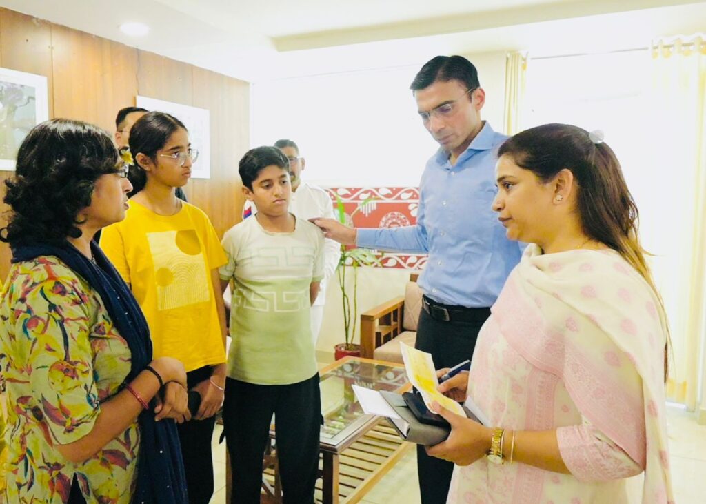 कैंसर से जूझ रही विधवा सुनीता के लिए फरिश्ता बना जिला प्रशासन, बच्चों की पढ़ाई से इलाज तक मिला सहारा