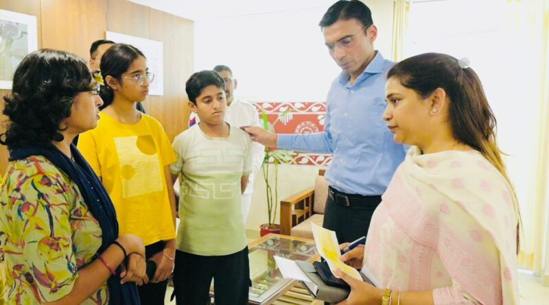 कैंसर से जूझ रही विधवा सुनीता के लिए फरिश्ता बना जिला प्रशासन, बच्चों की पढ़ाई से इलाज तक मिला सहारा