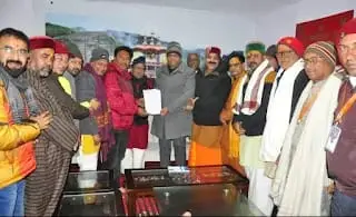 दर्शन व्यवस्था और श्रद्धालुओं की सुविधाओं को लेकर बीकेटीसी अध्यक्ष को सौंपा गया ज्ञापन