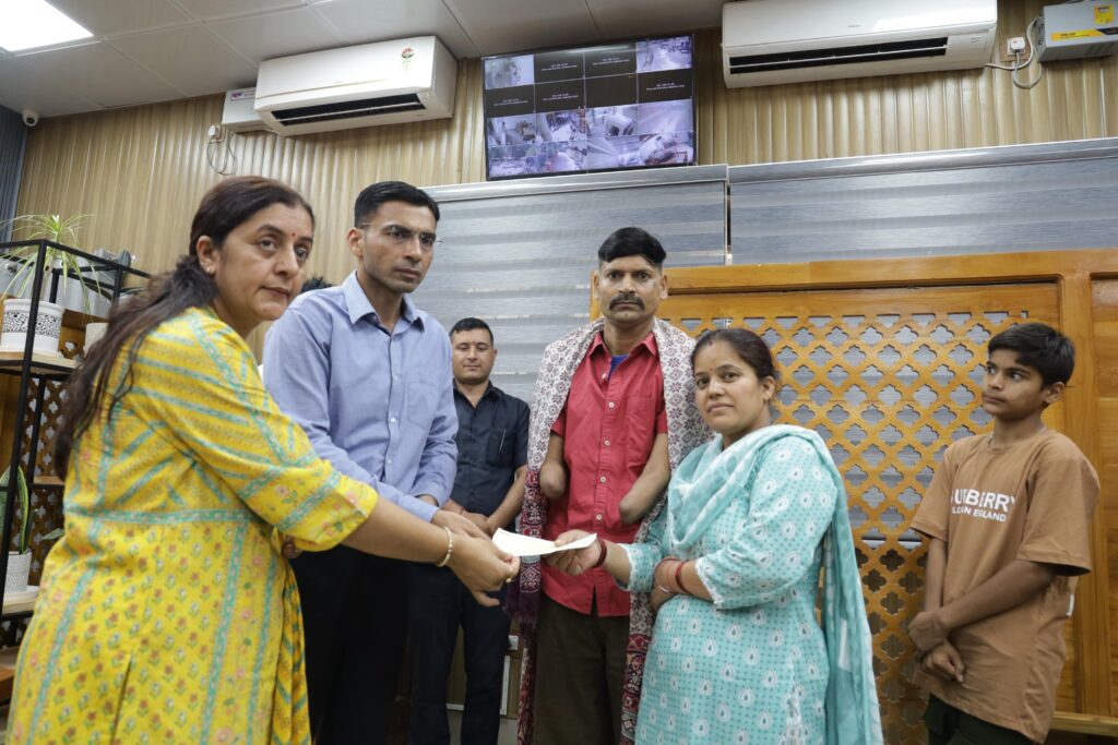 चार बच्चों की जान बचाने वाले मनीष के लिए फरिश्ता बना जिला प्रशासन, दोनों हाथ गंवाने के बाद मिला सहारा