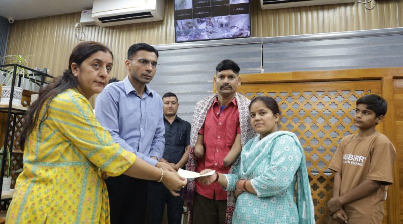 चार बच्चों की जान बचाने वाले मनीष के लिए फरिश्ता बना जिला प्रशासन, दोनों हाथ गंवाने के बाद मिला सहारा