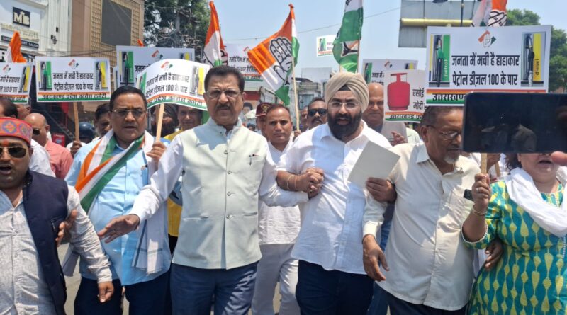 कांग्रेस का महंगाई के खिलाफ हल्लाबोल, पेट्रोल पंप पर धरने में गूंजा — “महंगाई डायन खाए जात है”